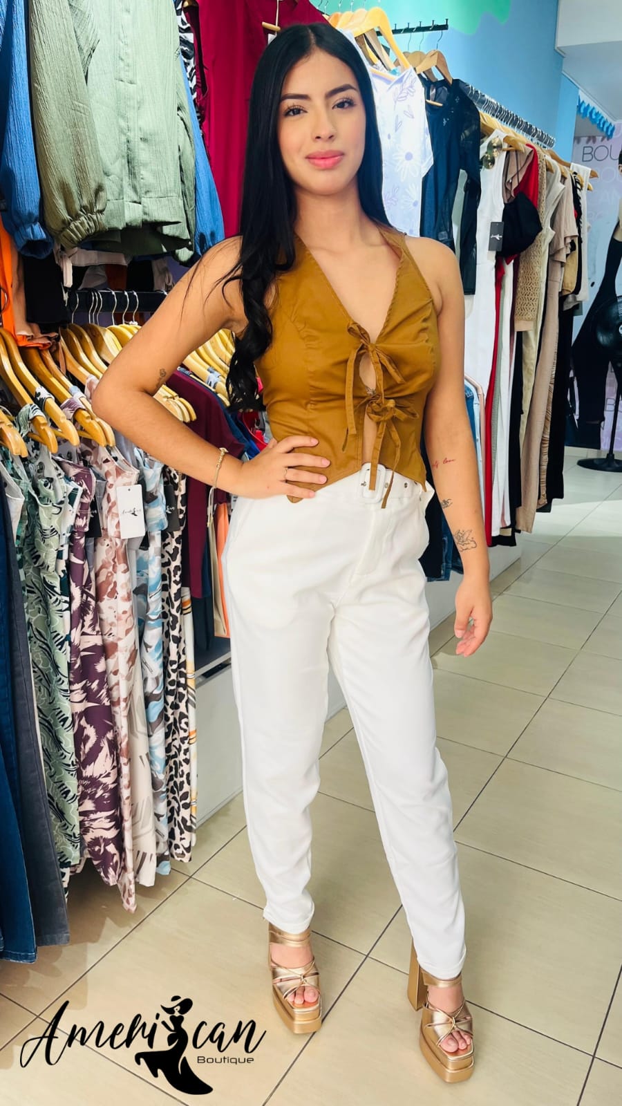 pantalon blanco con correa